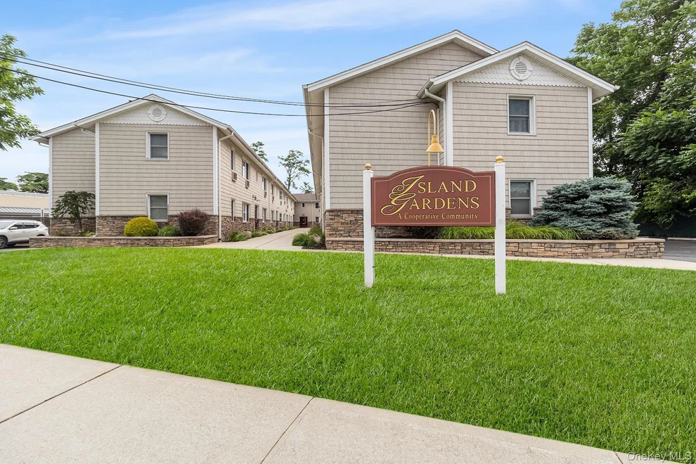 Unit for sale at 490 Main Street, Oyster Bay, NY 11735