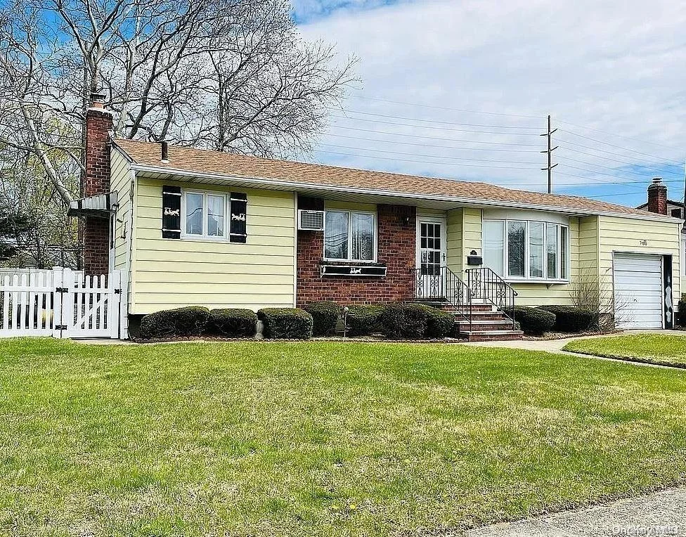 Unit for sale at 107 James Street, Oyster Bay, NY 11735