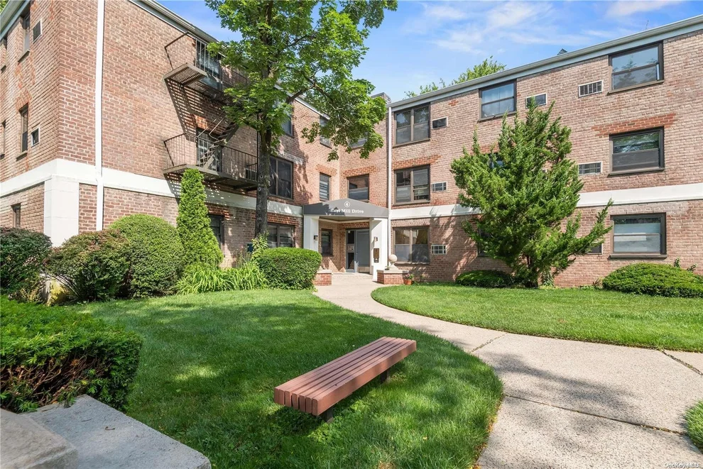 Unit for sale at 4 East Mill Drive, North Hempstead, NY 11021