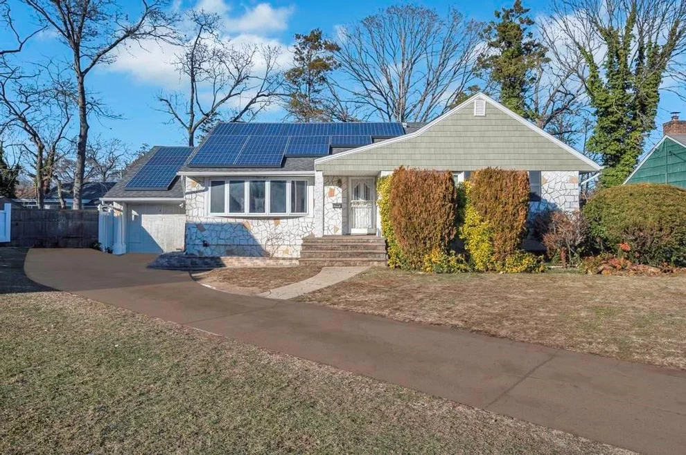 Unit for sale at 82 Royal Drive, Hempstead, NY 11520