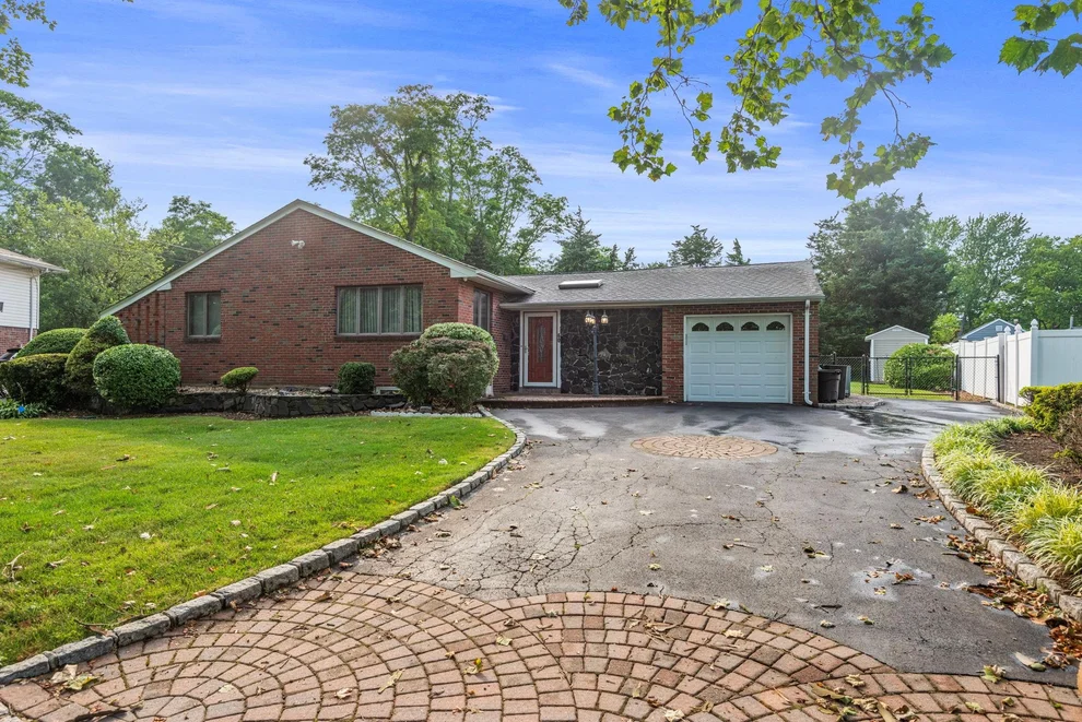 Unit for sale at 60 Wheatfield Lane, Huntington, NY 11725