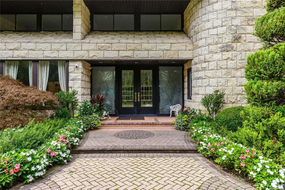 Unit for sale at 4 Summerwind Drive, Oyster Bay, NY 11545