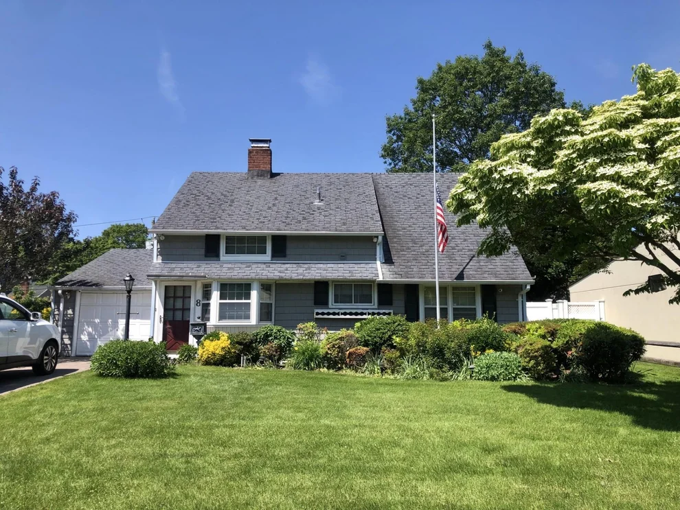Unit for sale at 8 August Lane, Oyster Bay, NY 11801