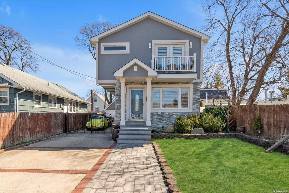 Unit for sale at 4 Edgewood Road, North Hempstead, NY 11050