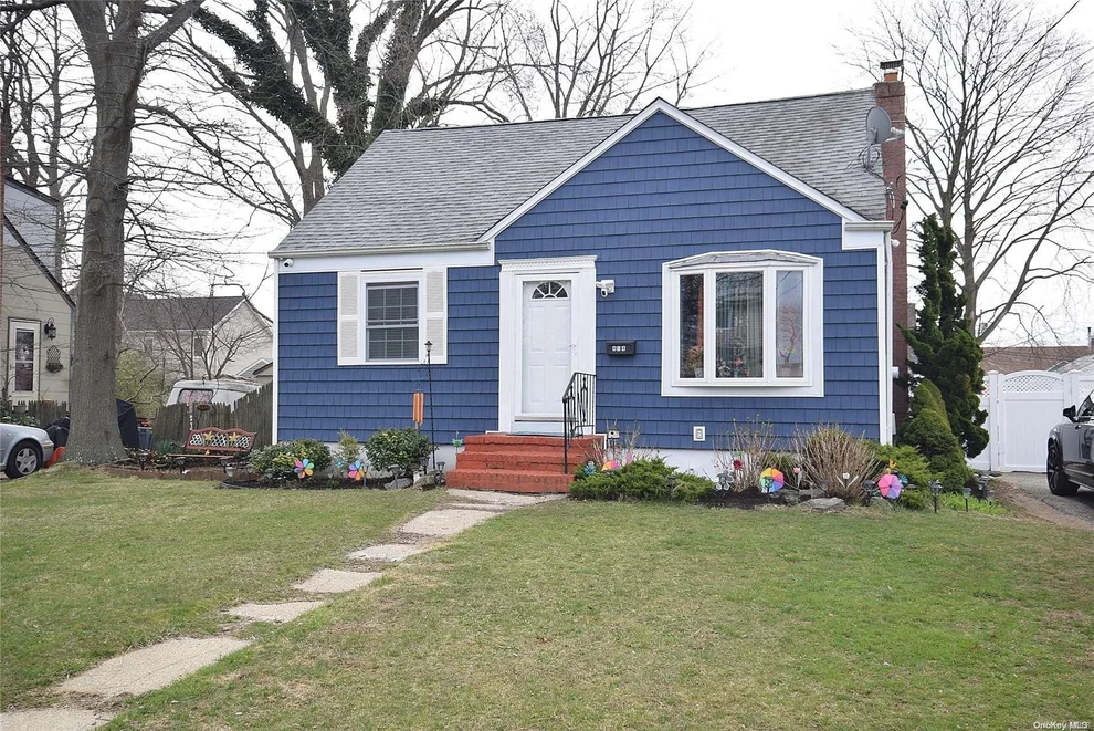 Unit for sale at 414 Brookside Court, Babylon, NY 11726