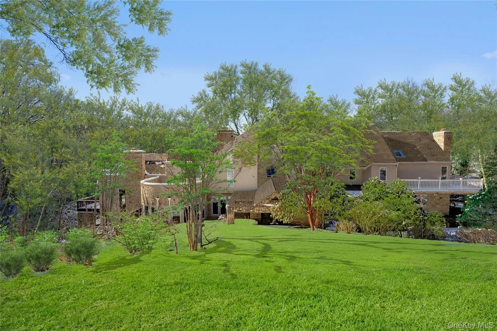 Unit for sale at 301 Oakley Court, Oyster Bay, NY 11765