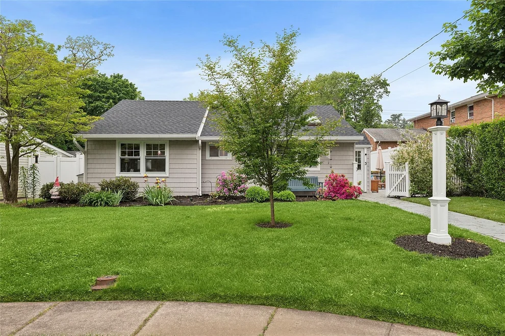 Unit for sale at 3 Spruce Lane, Glen Cove, NY 11542