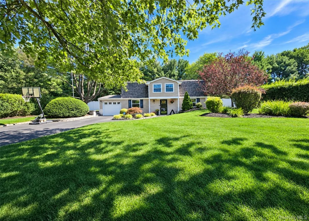 Unit for sale at 29 Ivy League Lane, Brookhaven, NY 11790