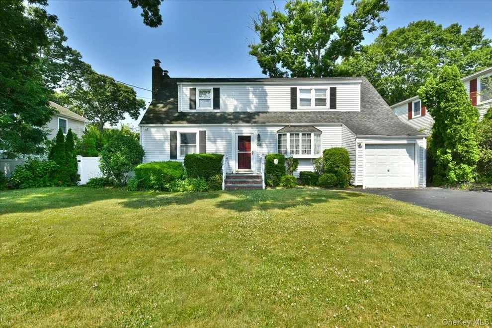 Unit for sale at 344 New York Avenue, Oyster Bay, NY 11762