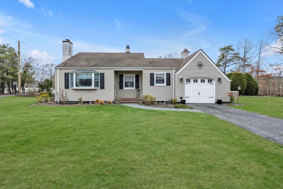 Unit for sale at 6 Brookway, Islip, NY 11769