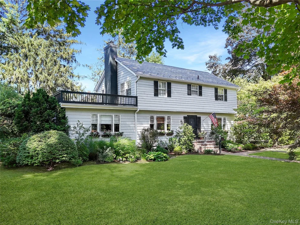 Unit for sale at 7 Reid Avenue, North Hempstead, NY 11050