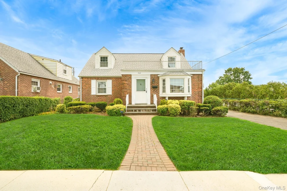 Unit for sale at 204 Center Street, North Hempstead, NY 11596