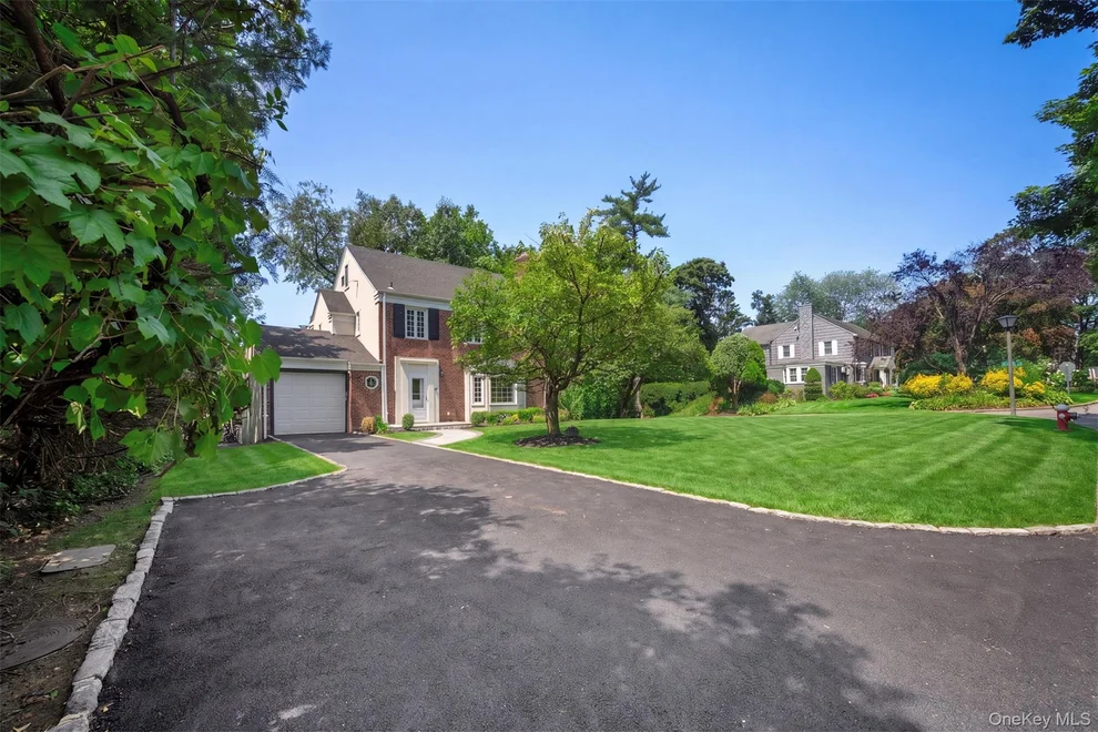Unit for sale at 6 Brookbridge Road, North Hempstead, NY 11021