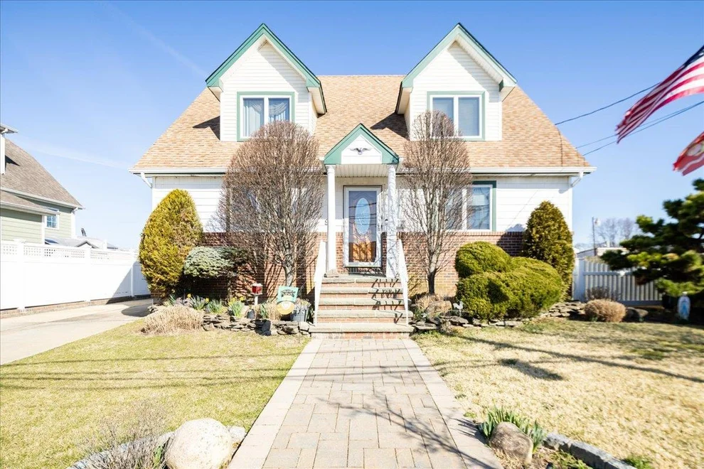 Unit for sale at 92 Hampton Place, Hempstead, NY 11520