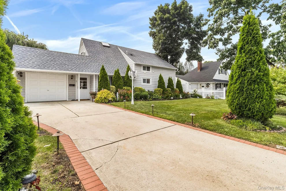 Unit for sale at 158 Blueberry Lane, Oyster Bay, NY 11801