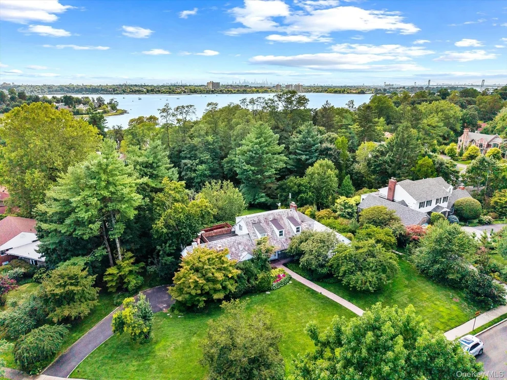 Unit for sale at 10 Vista Drive, North Hempstead, NY 11021