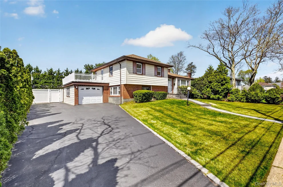 Unit for sale at 141 Cold Spring Road, Oyster Bay, NY 11791