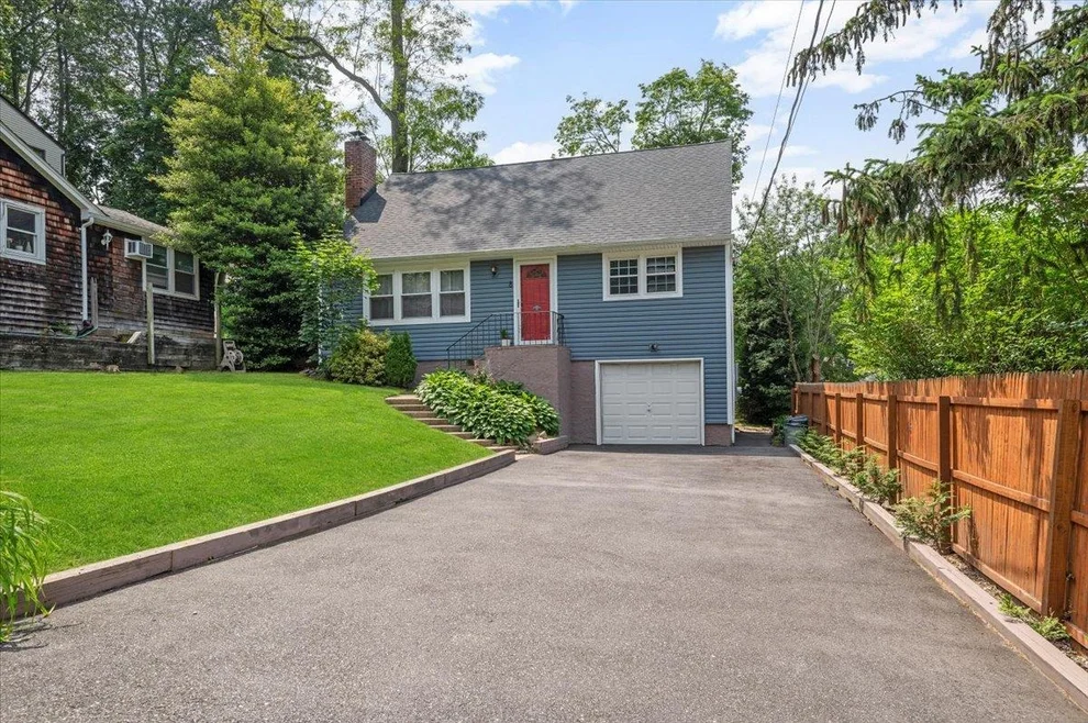 Unit for sale at 8 Dune Court, Huntington, NY 11768