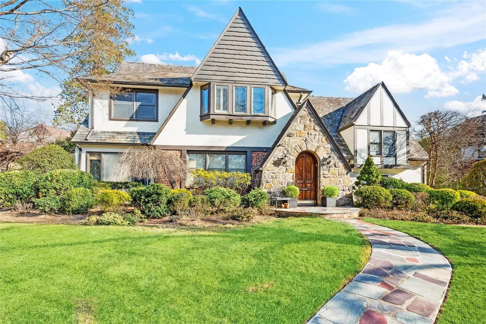 Unit for sale at 6 Darley Road, North Hempstead, NY 11021
