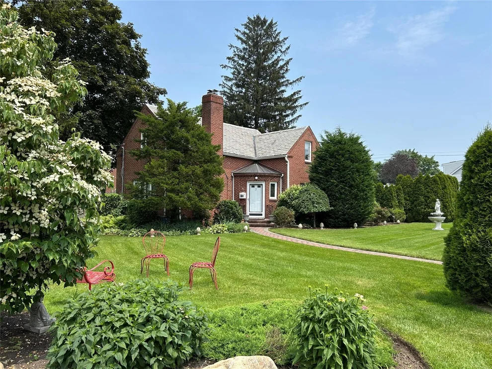 Unit for sale at 3 Carman Place, Oyster Bay, NY 11545