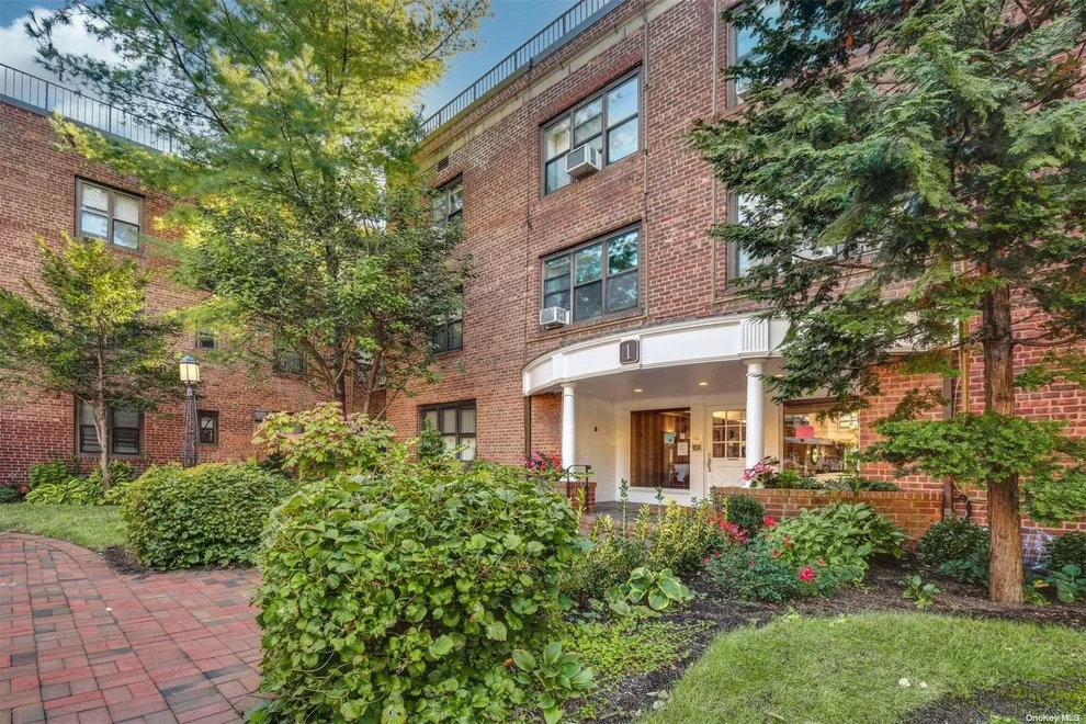 Unit for sale at 1 Townhouse Place, North Hempstead, NY 11021
