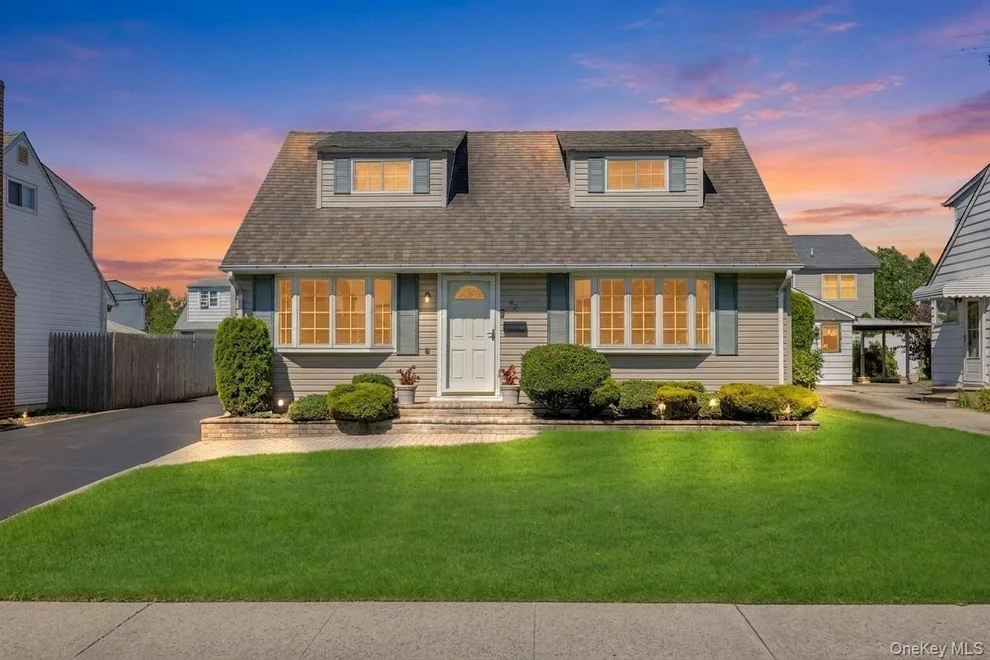 Unit for sale at 42 Crescent Street, Oyster Bay, NY 11801