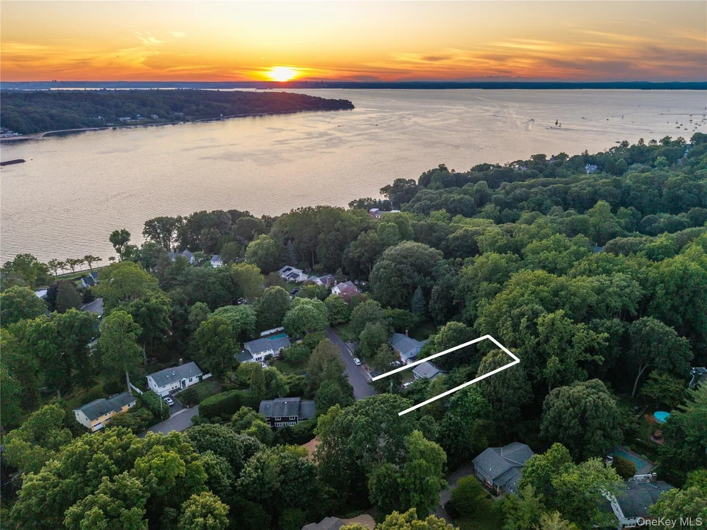 Unit for sale at 21 Woodridge Lane, Oyster Bay, NY 11579