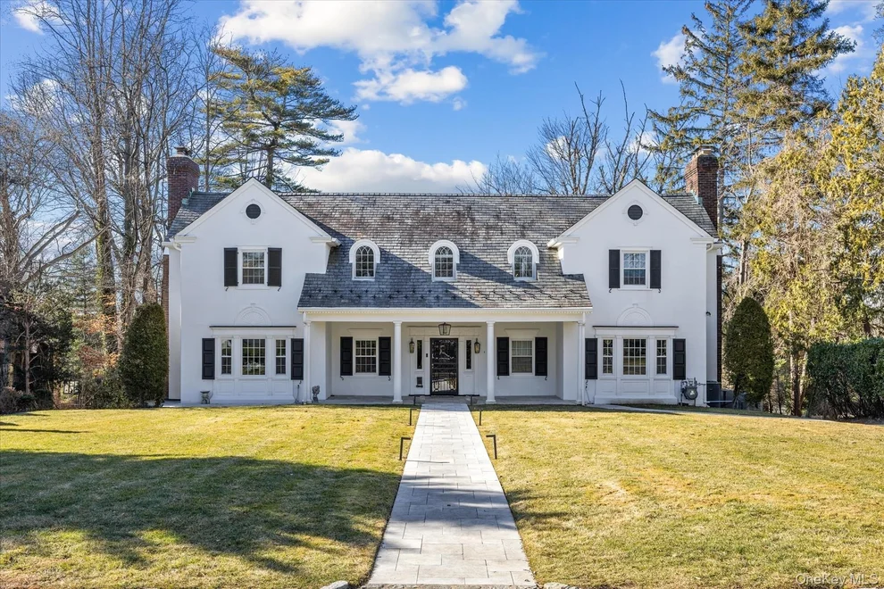 Unit for sale at 30 Wildwood Drive, North Hempstead, NY 11024