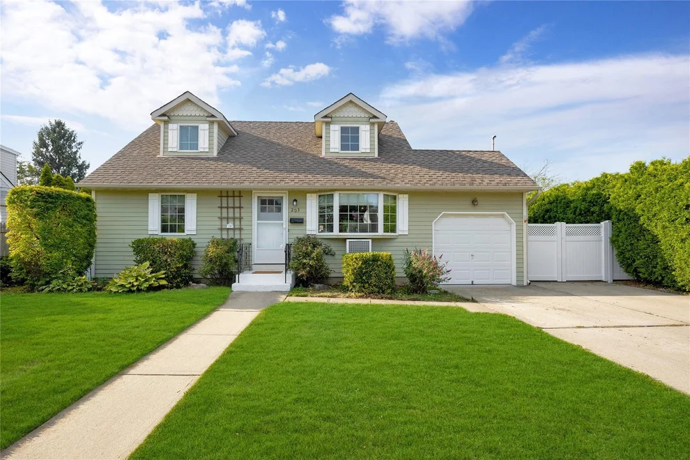 Unit for sale at 203 N Pine Street, Oyster Bay, NY 11758
