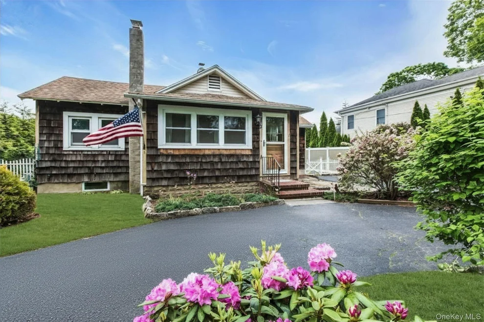 Unit for sale at 3 New Street, Islip, NY 11739