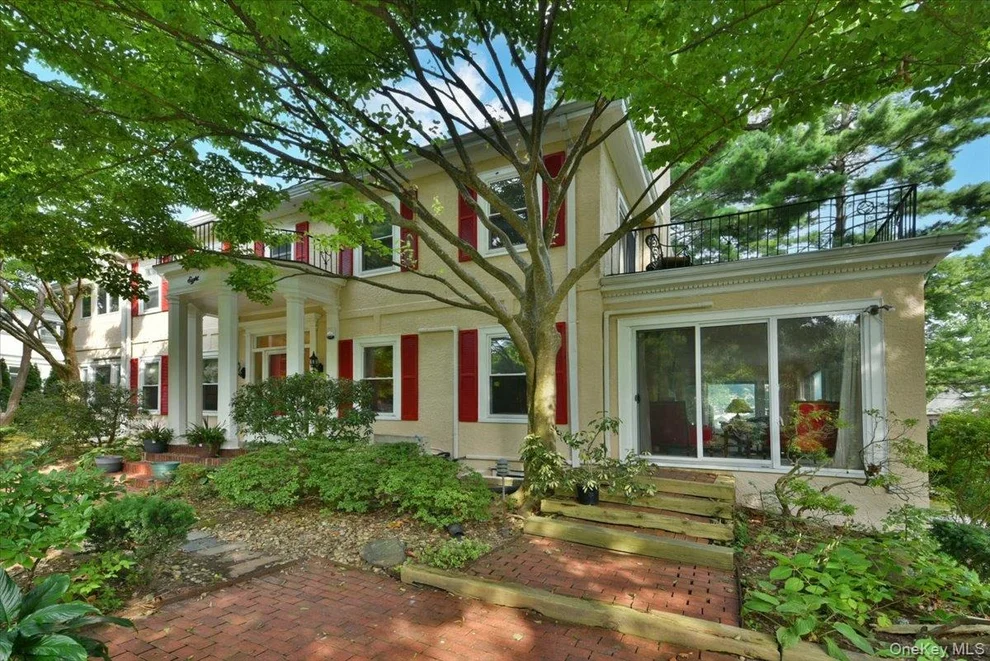 Unit for sale at 8 Magnolia Drive, North Hempstead, NY 11021