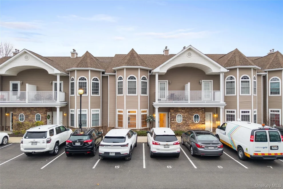 Unit for sale at 5 Jacqueline Way, Babylon, NY 11703