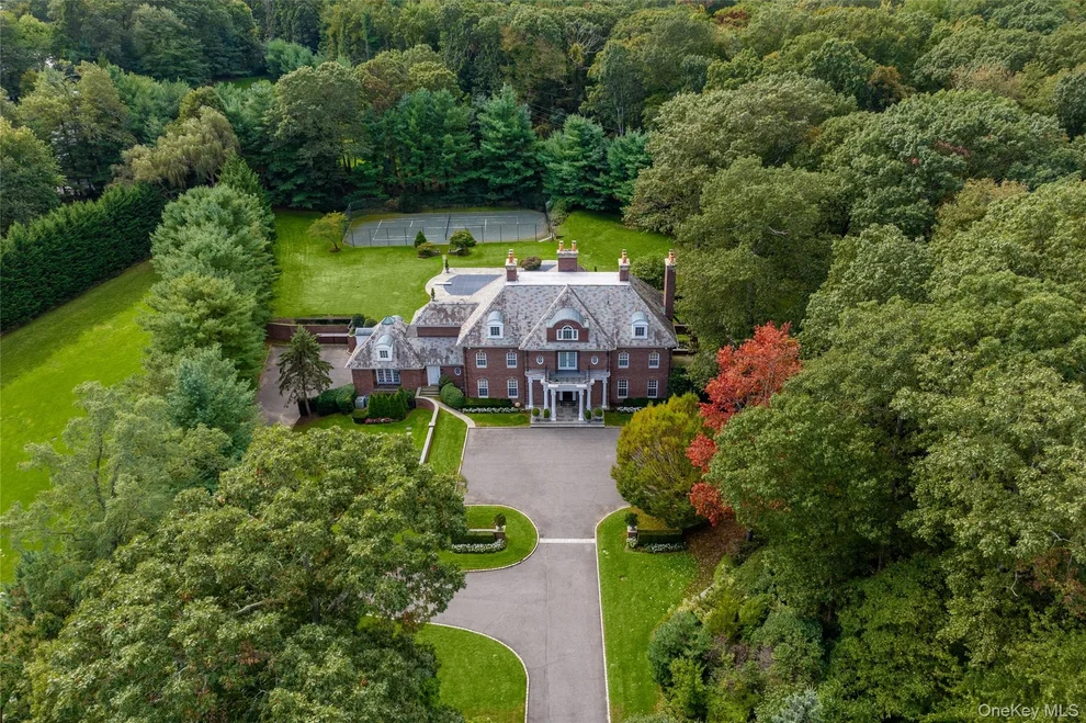 Unit for sale at 8 Vista Lane, Oyster Bay, NY 11545