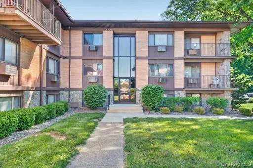 Unit for sale at 10 Oakwood Terrace, New Windsor, NY 12553