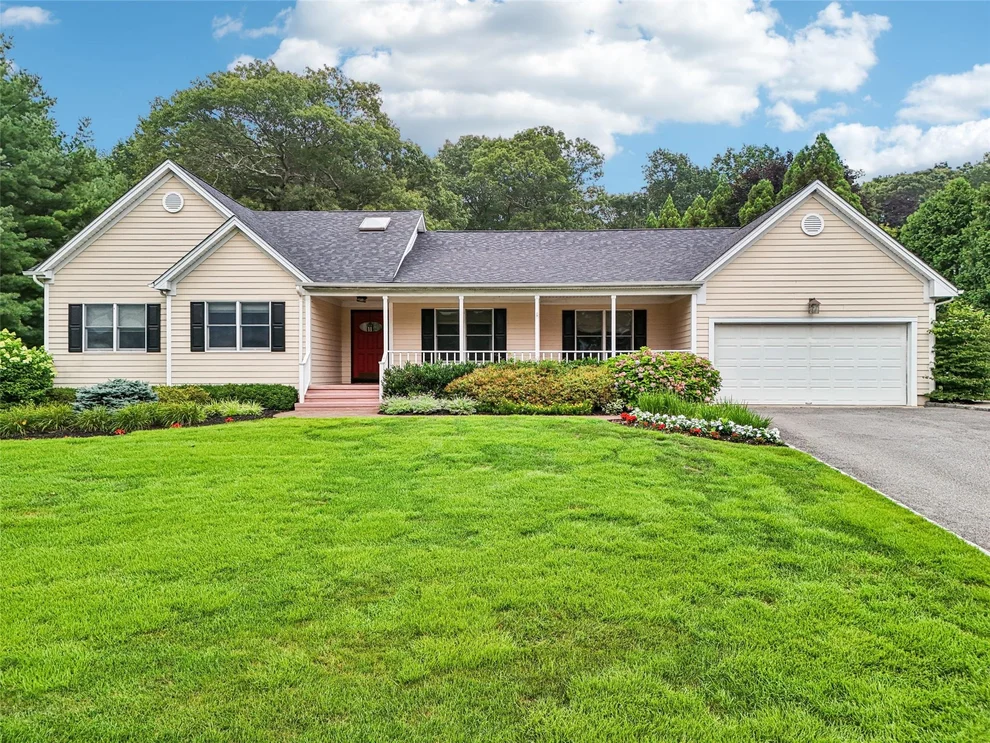 Unit for sale at 17 Wood Hollow Lane, Smithtown, NY 11768