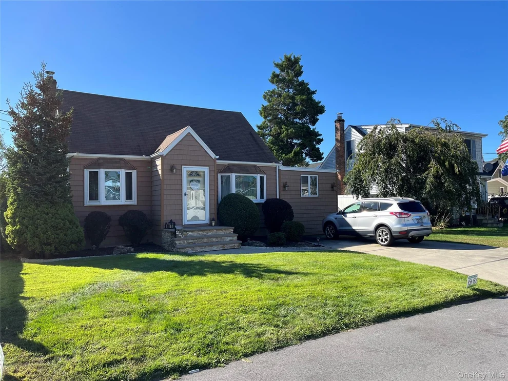 Unit for sale at 404 Kensington Court, Babylon, NY 11726