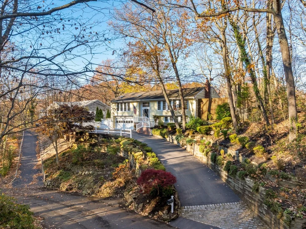 Unit for sale at 3 Glen Way, Huntington, NY 11724