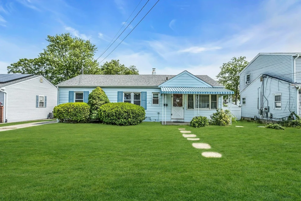 Unit for sale at 57 Cherubina Lane, Babylon, NY 11703