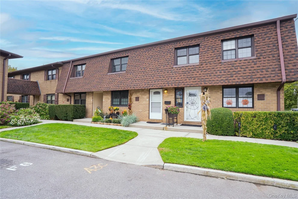 Unit for sale at 211 Mariners Way, Babylon, NY 11726