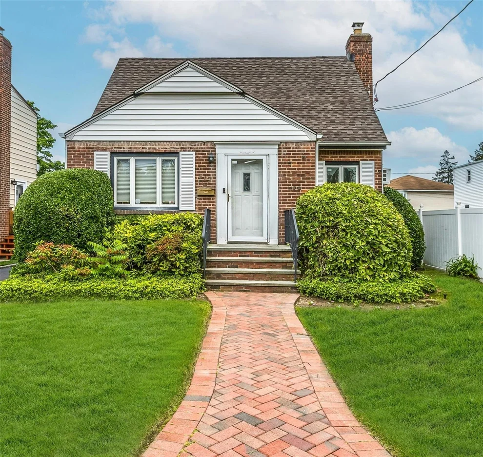 Unit for sale at 462 Locust Terrace, Hempstead, NY 11552