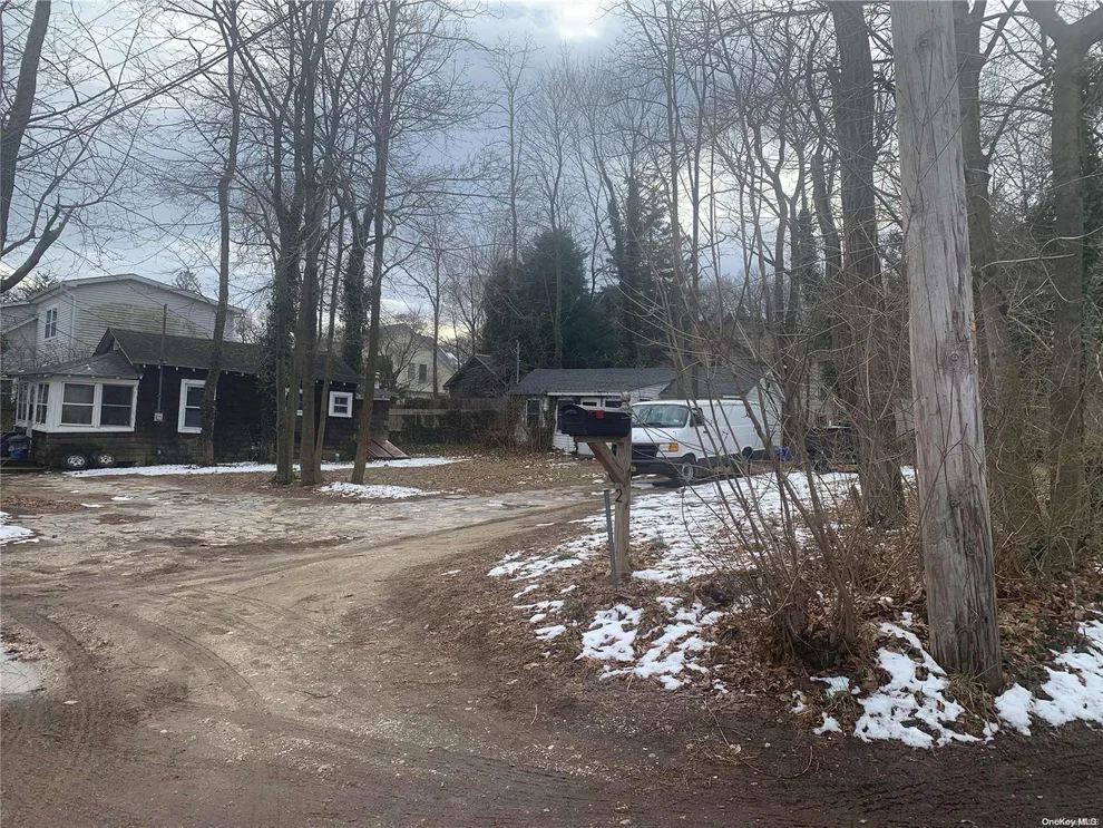 Unit for sale at 4 Cyrus Point Lane, Oyster Bay, NY 11709