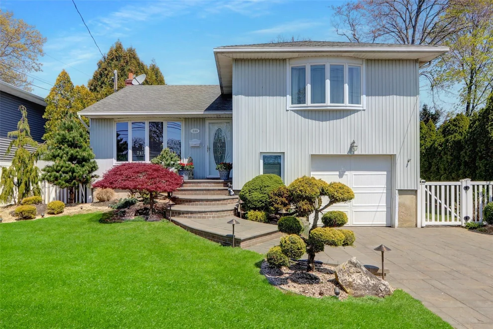 Unit for sale at 233 Willow Street, Oyster Bay, NY 11762