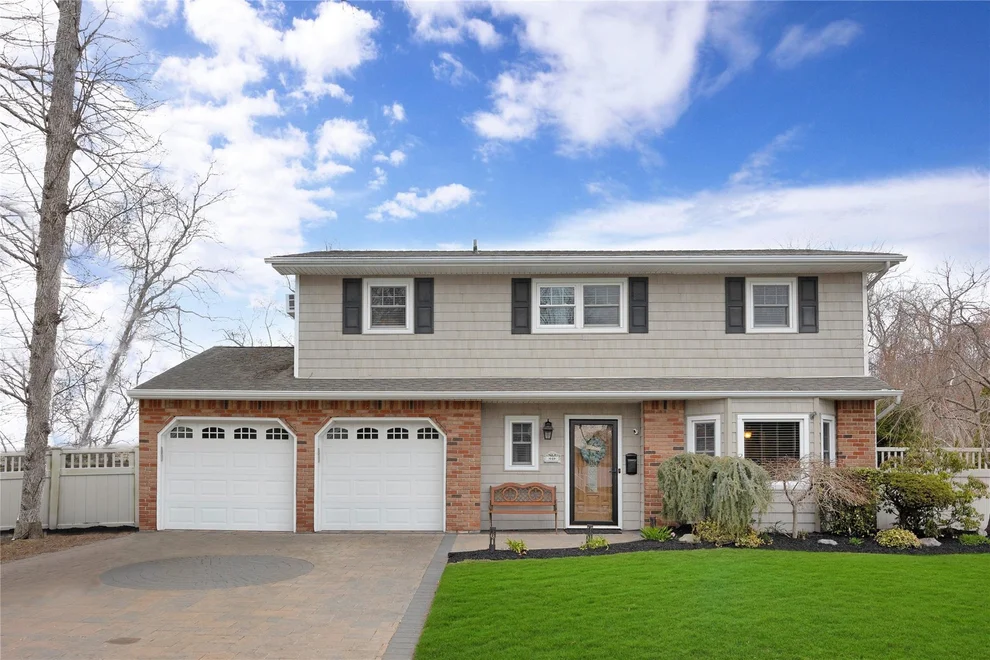 Unit for sale at 4 Brooktree Circle, Babylon, NY 11757
