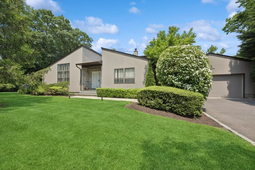 Unit for sale at 15 Augusta Lane, North Hempstead, NY 11030