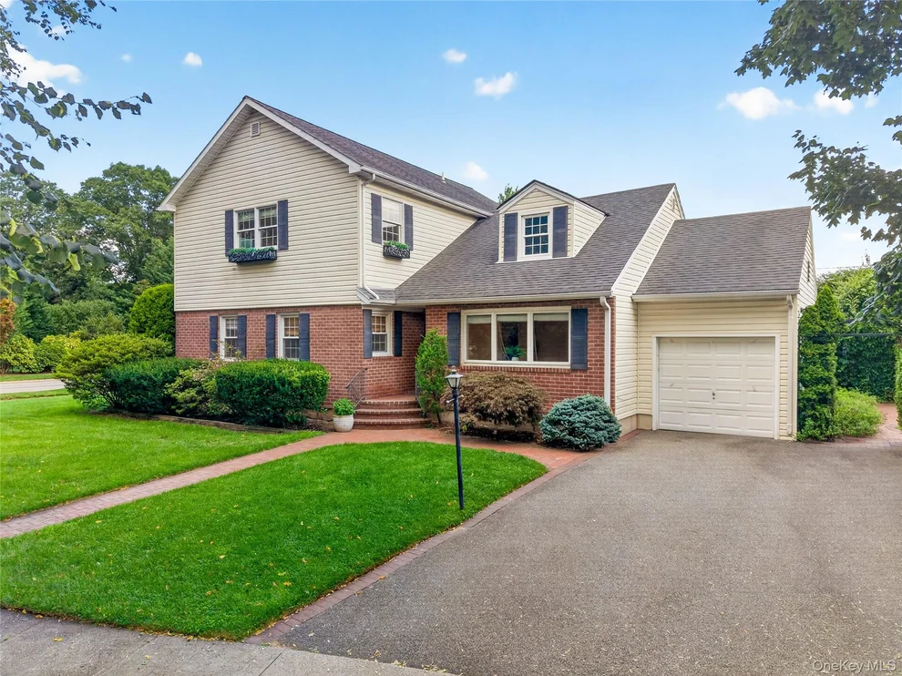 Unit for sale at 17 Maxwell Road, North Hempstead, NY 11530