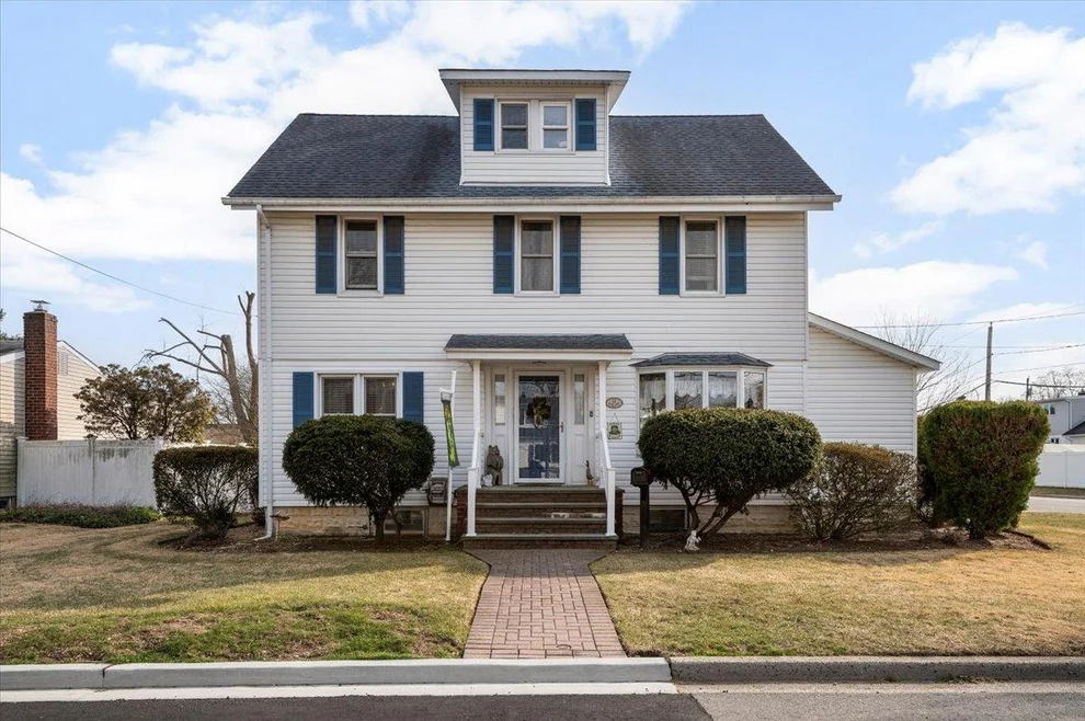 Unit for sale at 38 Alice Court, Oyster Bay, NY 11714