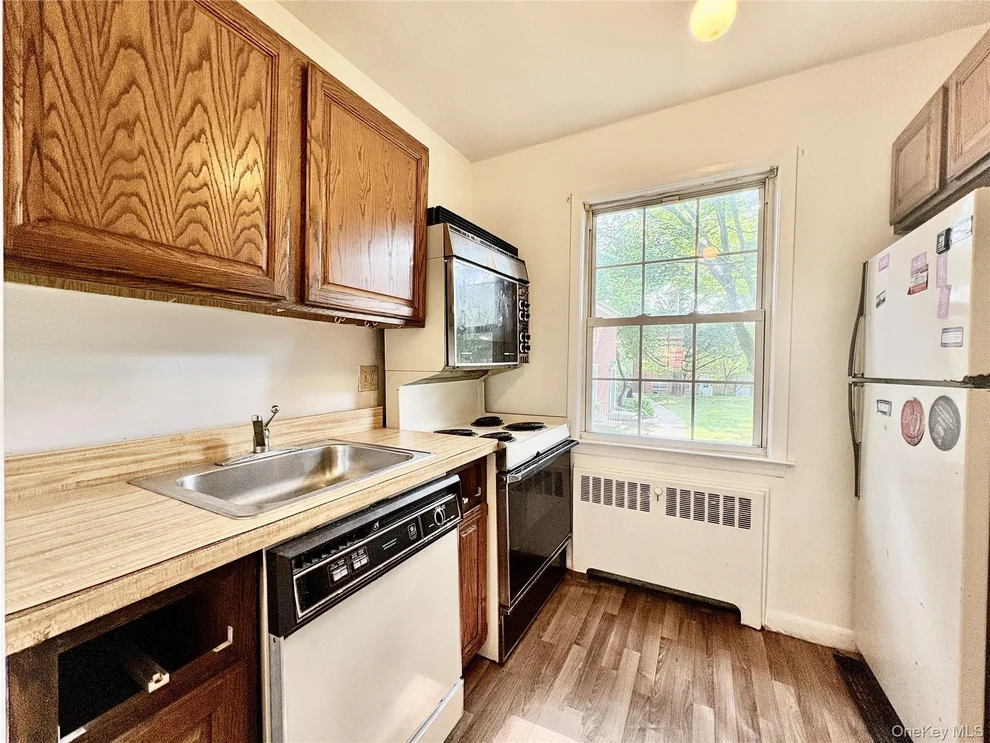 Unit for sale at 182 Pinewood Road, Greenburgh, NY 10530