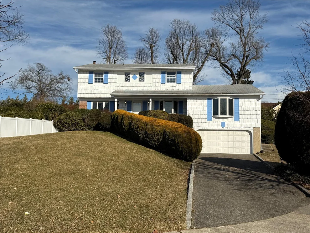 Unit for sale at 77 Auburn Lane, Oyster Bay, NY 11732