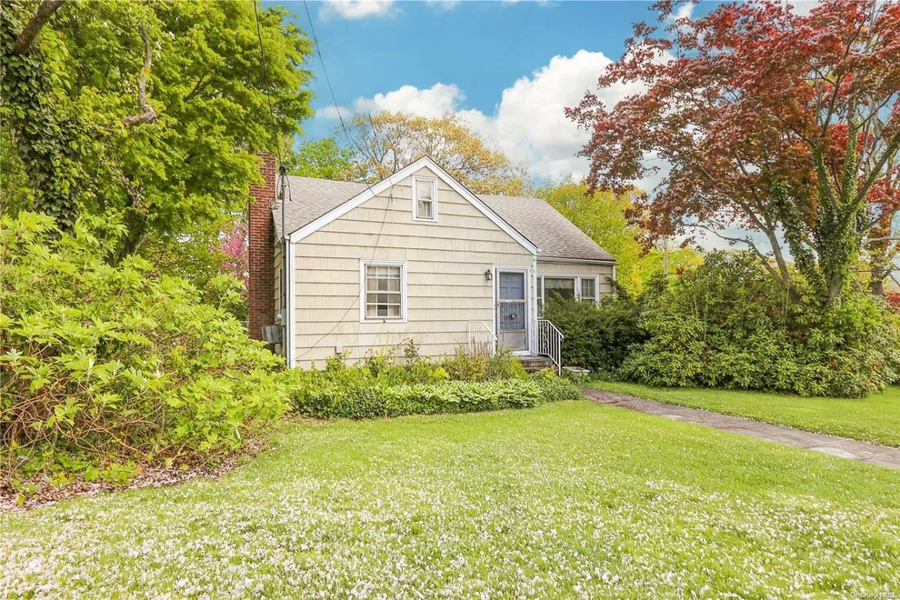 Unit for sale at 95 Robinson Avenue, Oyster Bay, NY 11542