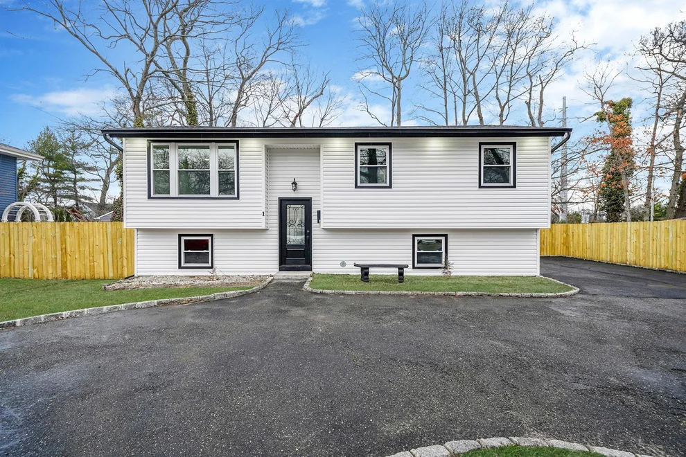 Unit for sale at 1 W Oak Street, Islip, NY 11751